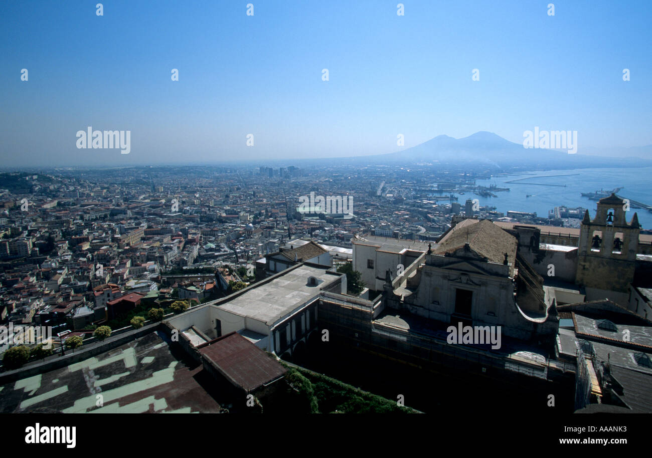 Stadt von Neapel mit Vesuv im Hintergrund Stockfoto