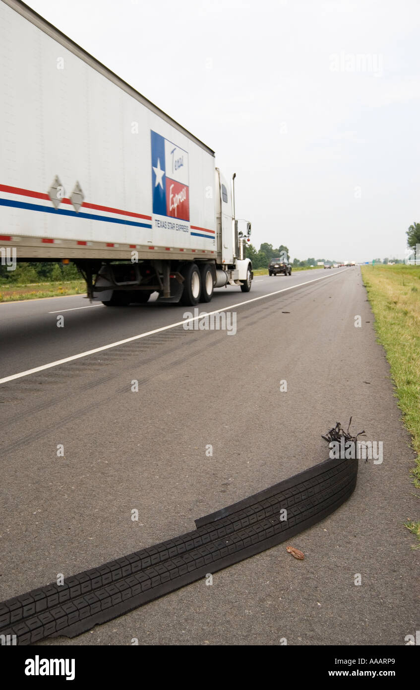 Eine Runderneuerung großer LKW-Reifen liegt am Straßenrand, Stockfoto