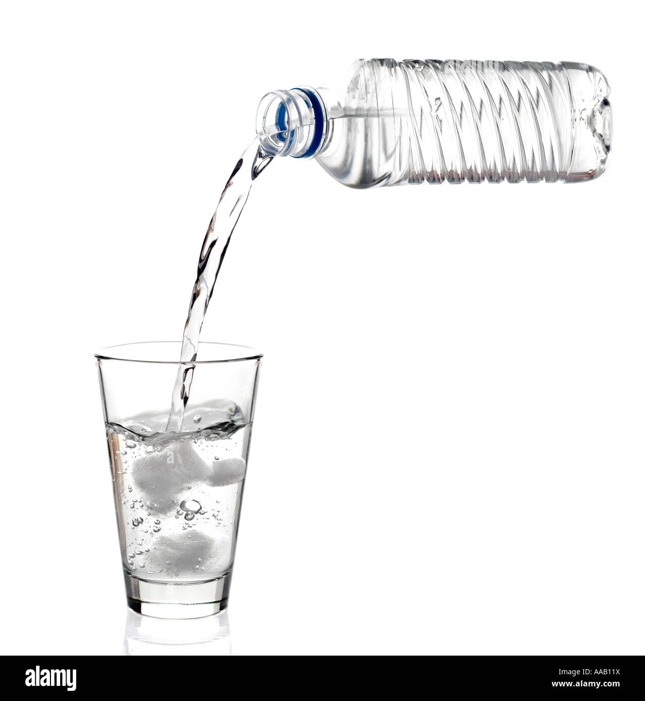 Abgefülltes Wasser in ein Glas gegossen wird Stockfoto