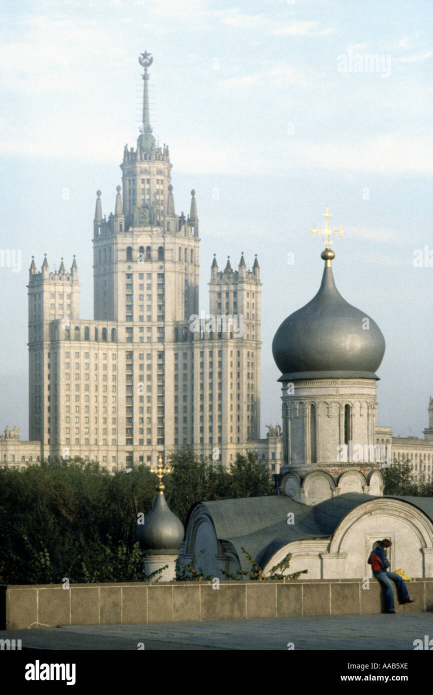 Russische orthodoxe Kirche mit einem typischen Stalin-gotischen Gebäude im Hintergrund, Moskau Stockfoto