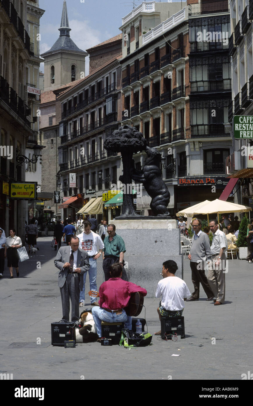 Straßenansicht der Musiker genommen in der Nähe der Bärenstatue, Plaza Puerta del Sol, Madrid Spanien Stockfoto