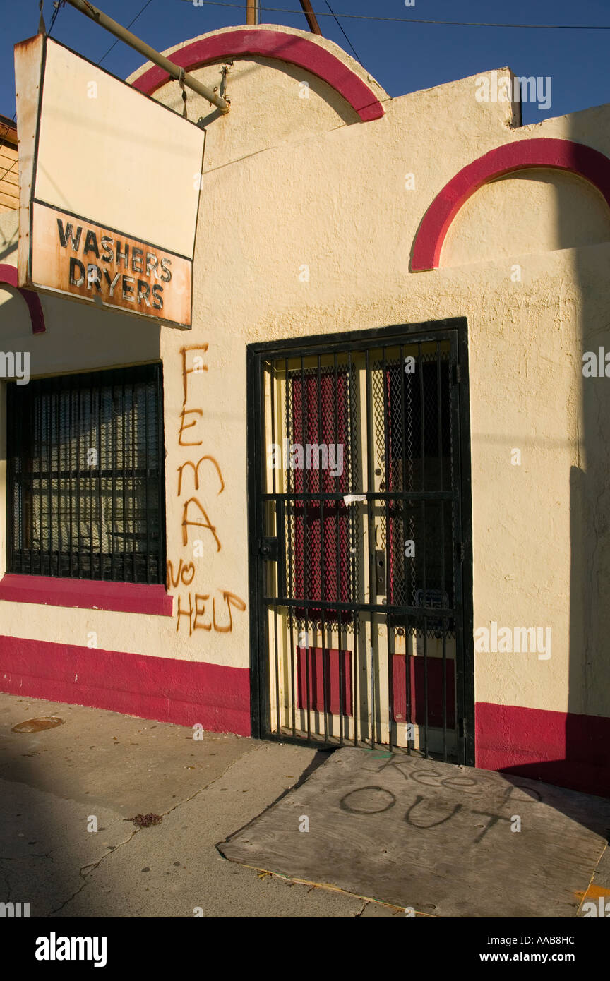 Politische Botschaft beschweren sich über die FEMA-Agentur auf einem Waschsalon Wand Bywater Viertel von New Orleans Louisiana s geschrieben Stockfoto