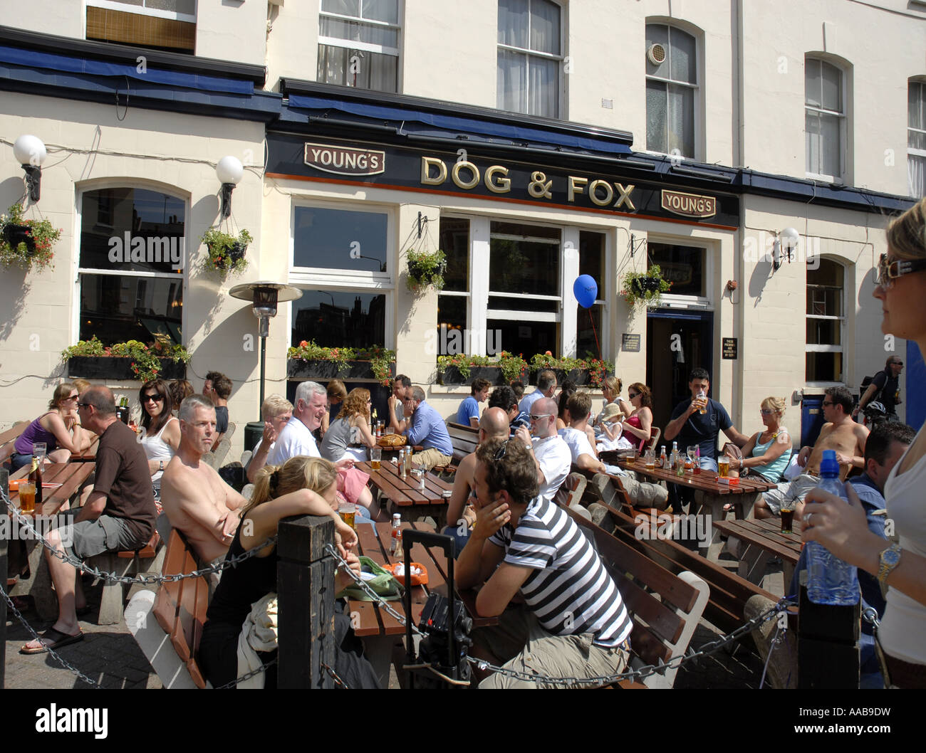 Menschen, die einen Nachmittag außerhalb der "Hund und Fuchs" Pub in Wimbledon Village, South West London genießen. England. Stockfoto