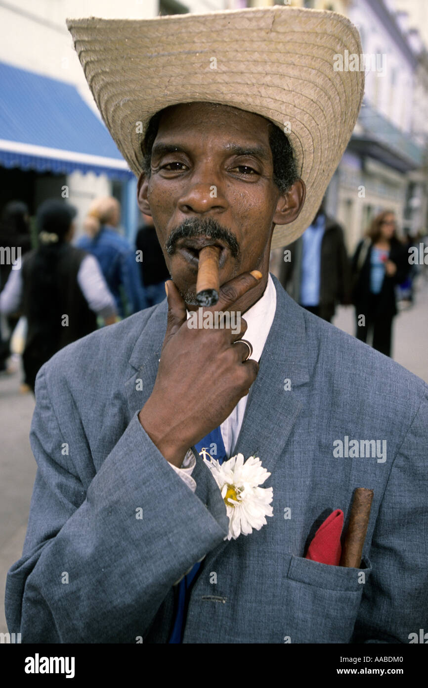 Zigarre rauchen Kubaner in Havanna, Kuba Stockfoto
