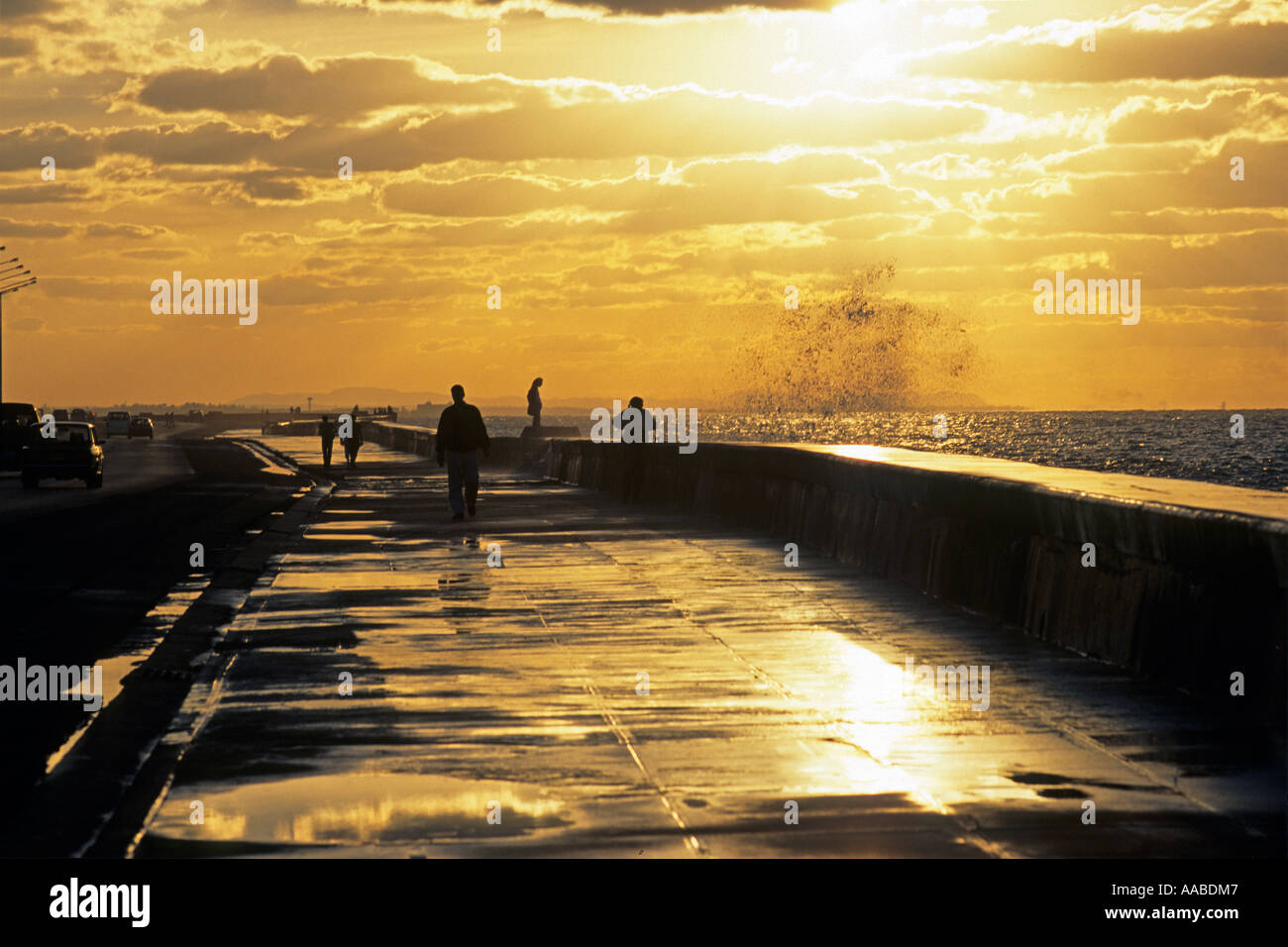 Wellen brechen über den Malecon, Havanna, Kuba Stockfoto