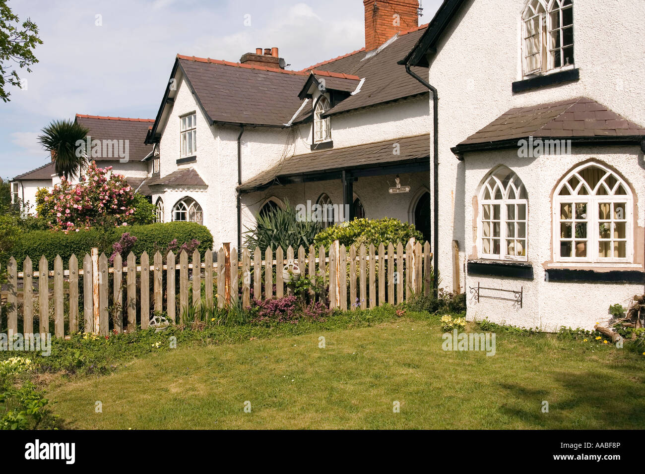 UK Wales Clwyd Chirk Kirche Straße Hand Terrasse gotische Häuser von Chirk Castle estate Stockfoto