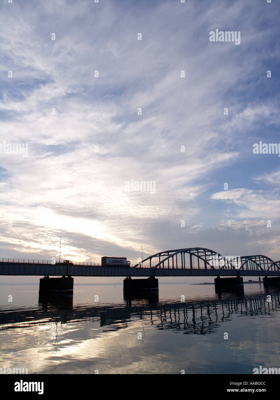 Dänemark-Jütland-Brücke Reflexion in das ruhige Wasser am Oddesund westlichen Jütland Dänemark Stockfoto