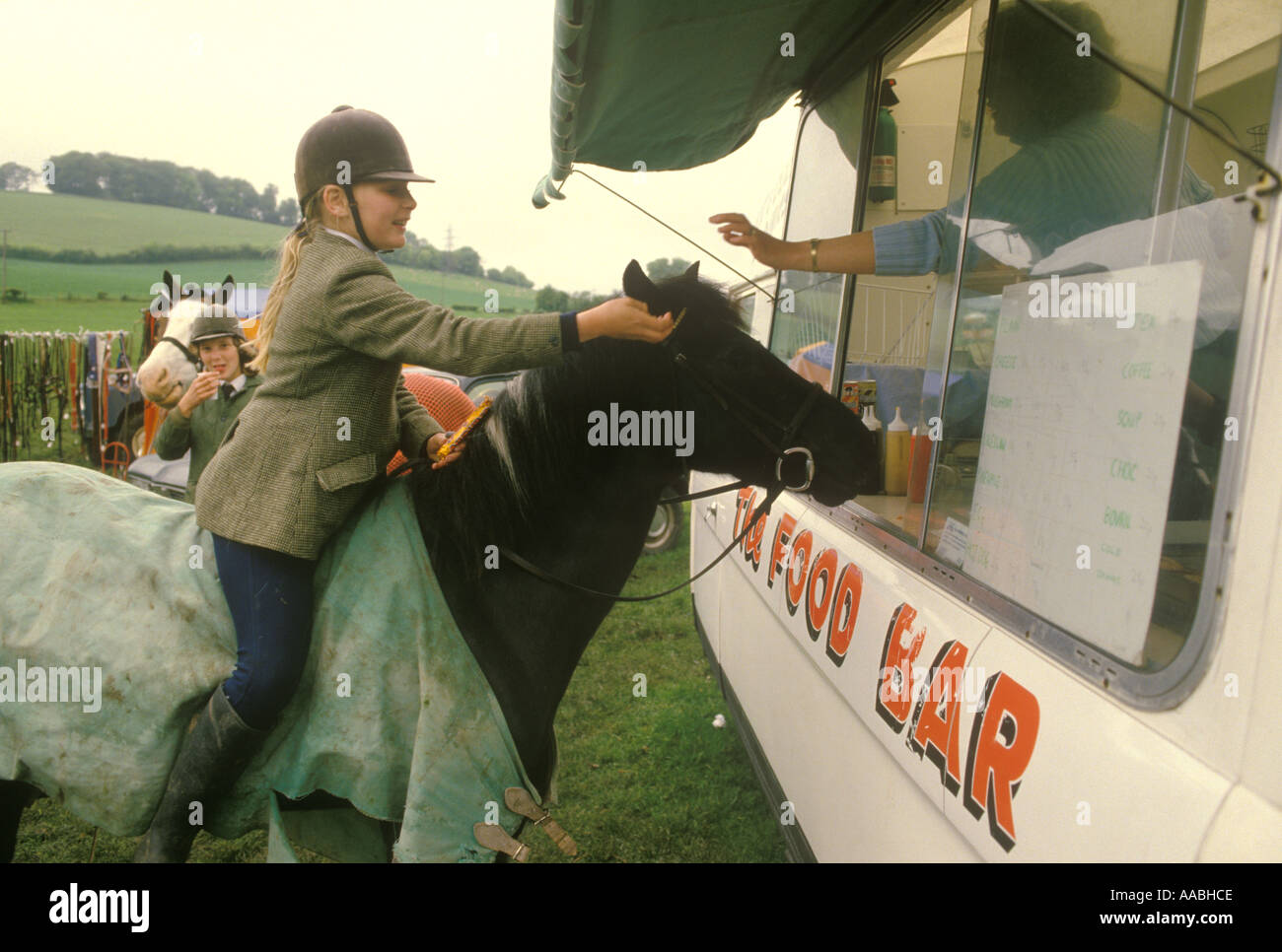 Kinderponyclub gymkhana Buckinghamshire Ein junges Mädchen auf ihrem Pferd im Imbisswagen 1980er UK England HOMER SYKES Stockfoto