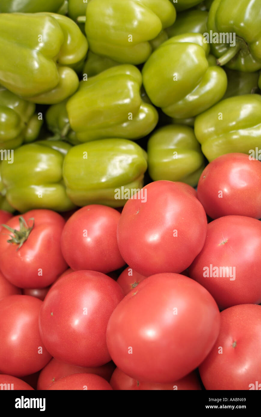 Tomaten und Paprika auf einem Marktstand hautnah. Stockfoto