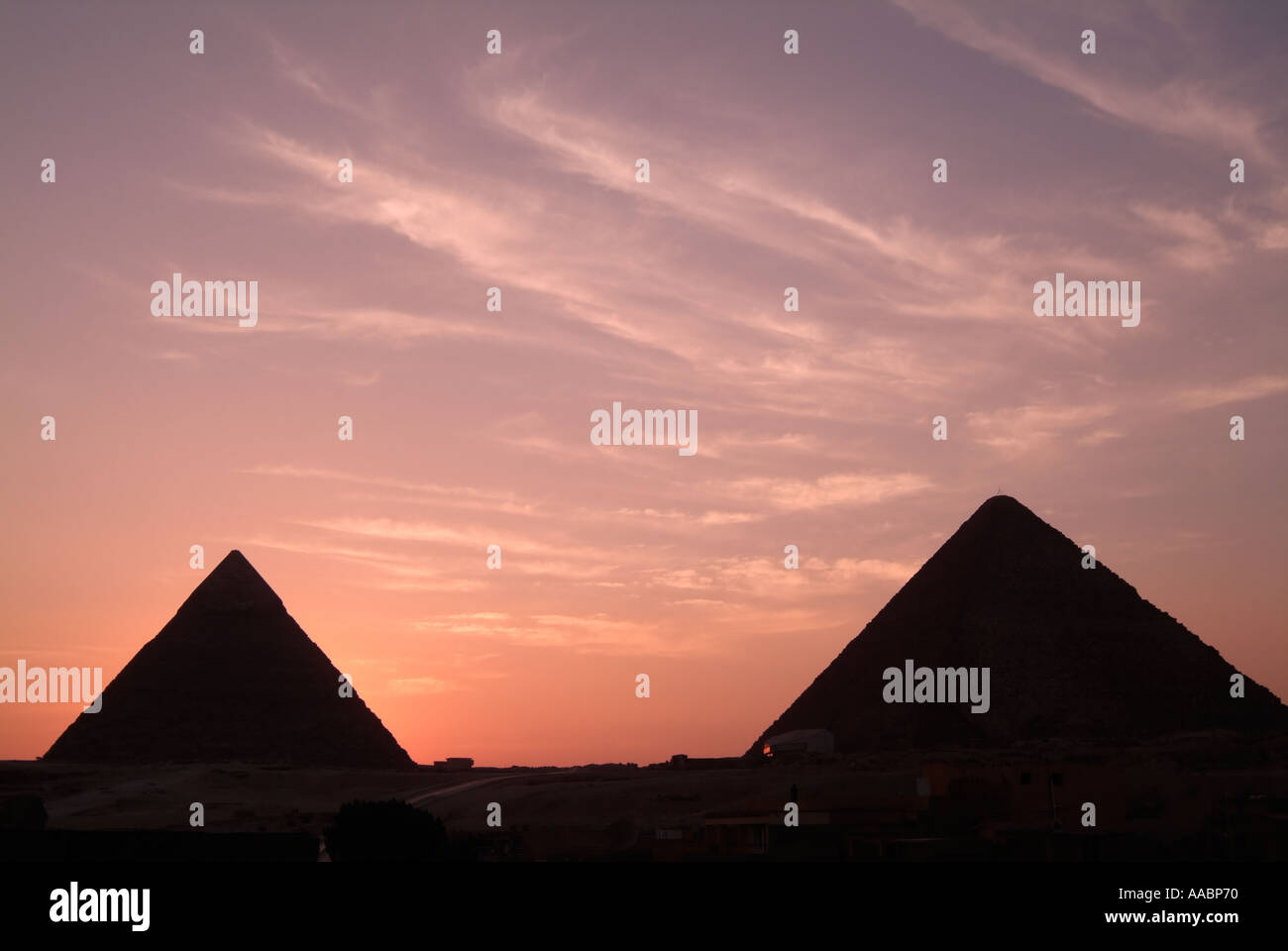 Pyramiden von Gizeh bei Sonnenuntergang, Kairo, Ägypten Stockfoto