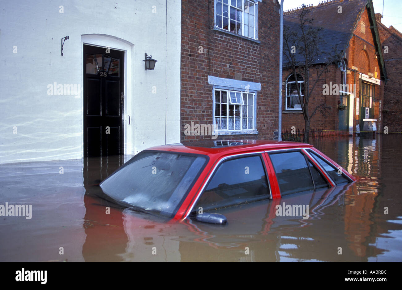 Überschwemmten Autos und Häuser in Upton auf Severn Worcestershire nach der Fluss Severn seinen Ufern platzt Stockfoto