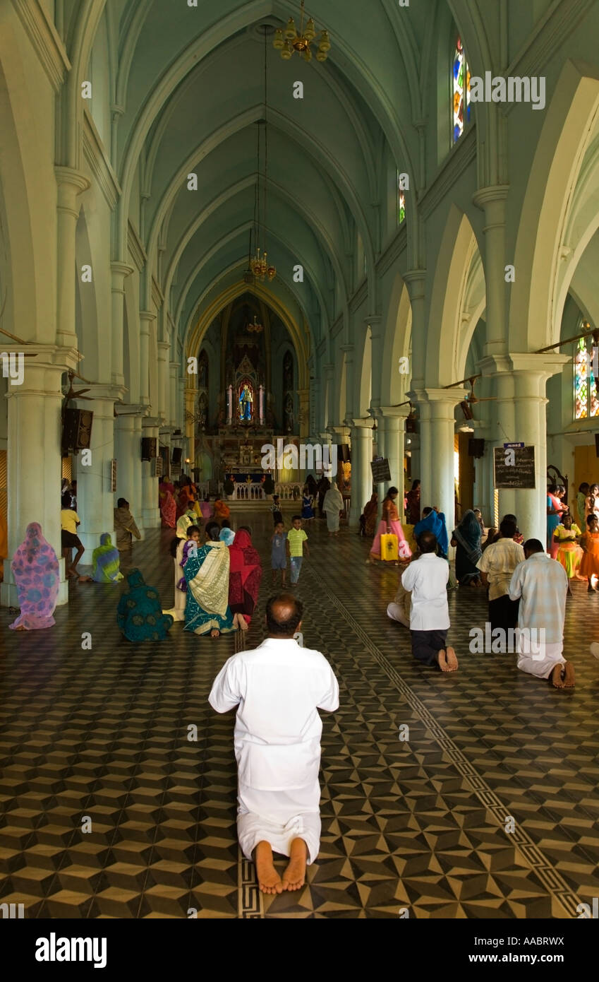 Indien Tamil Nadu Kanyakumari Cape Comorin Interieur der überraschend große Kirche in Kanyakumari während des Gebets Stockfoto