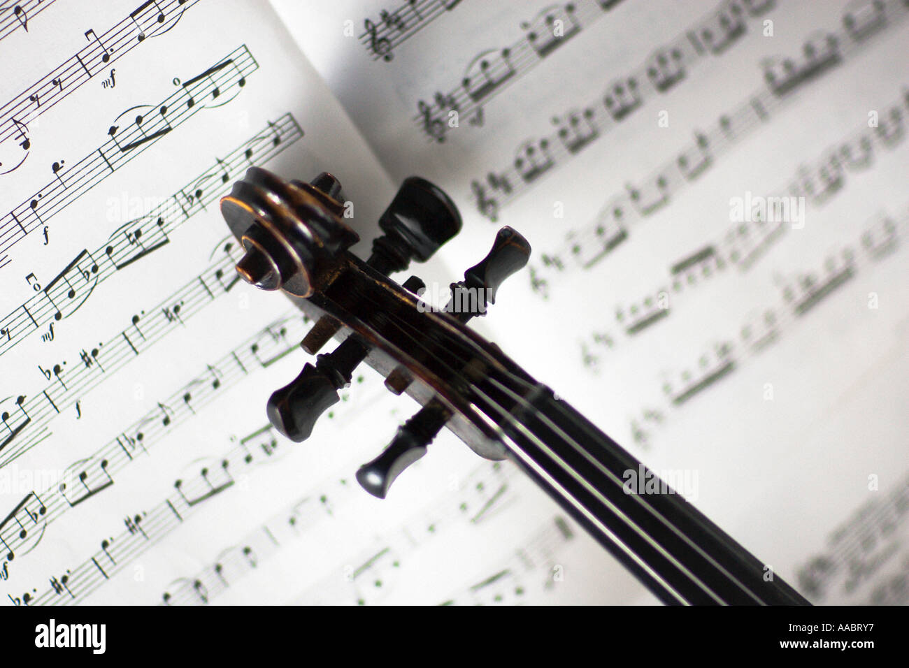 Notizen mit Geige Stockfoto