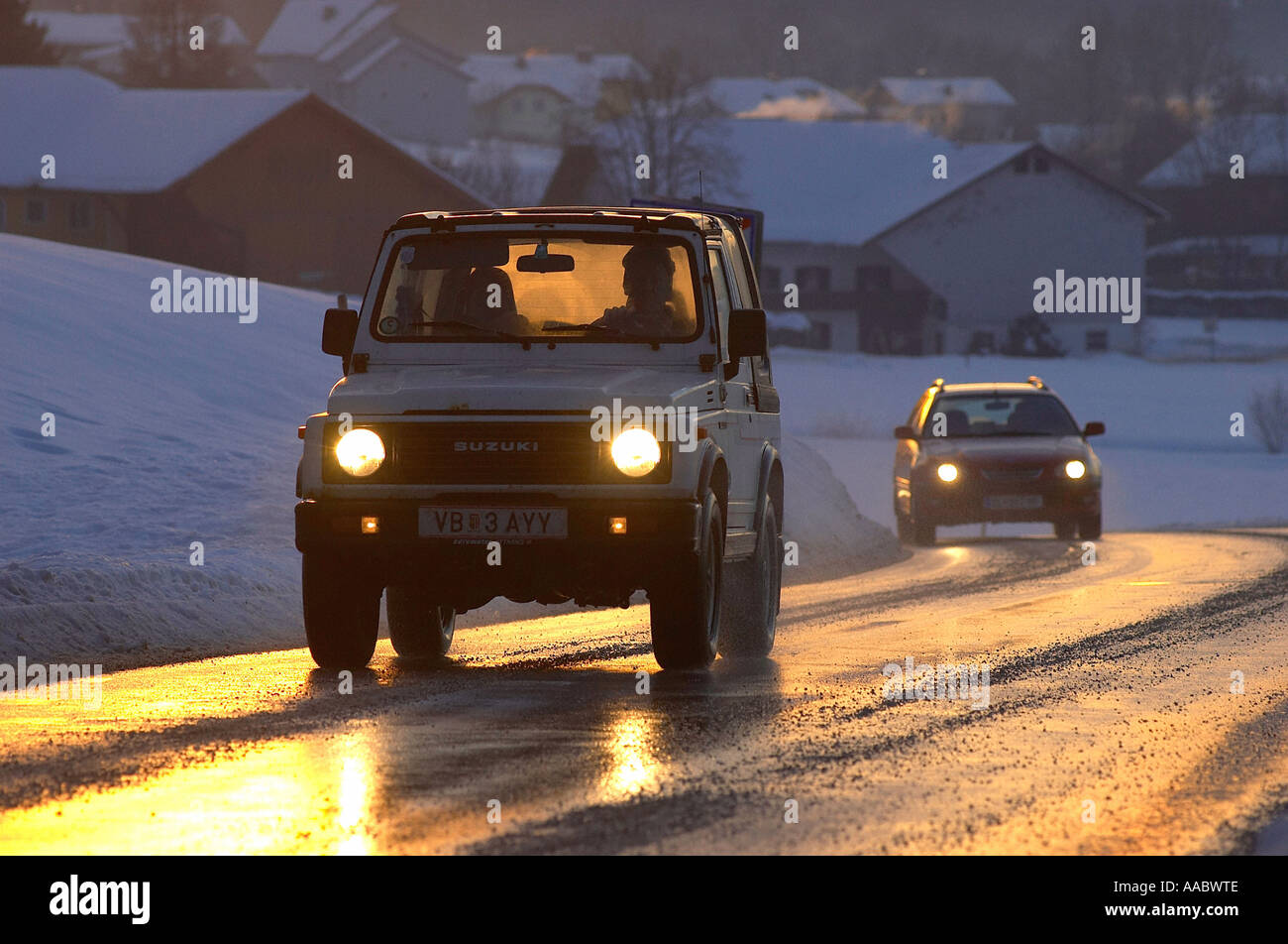 Schnee auf der Fahrbahn Stockfoto