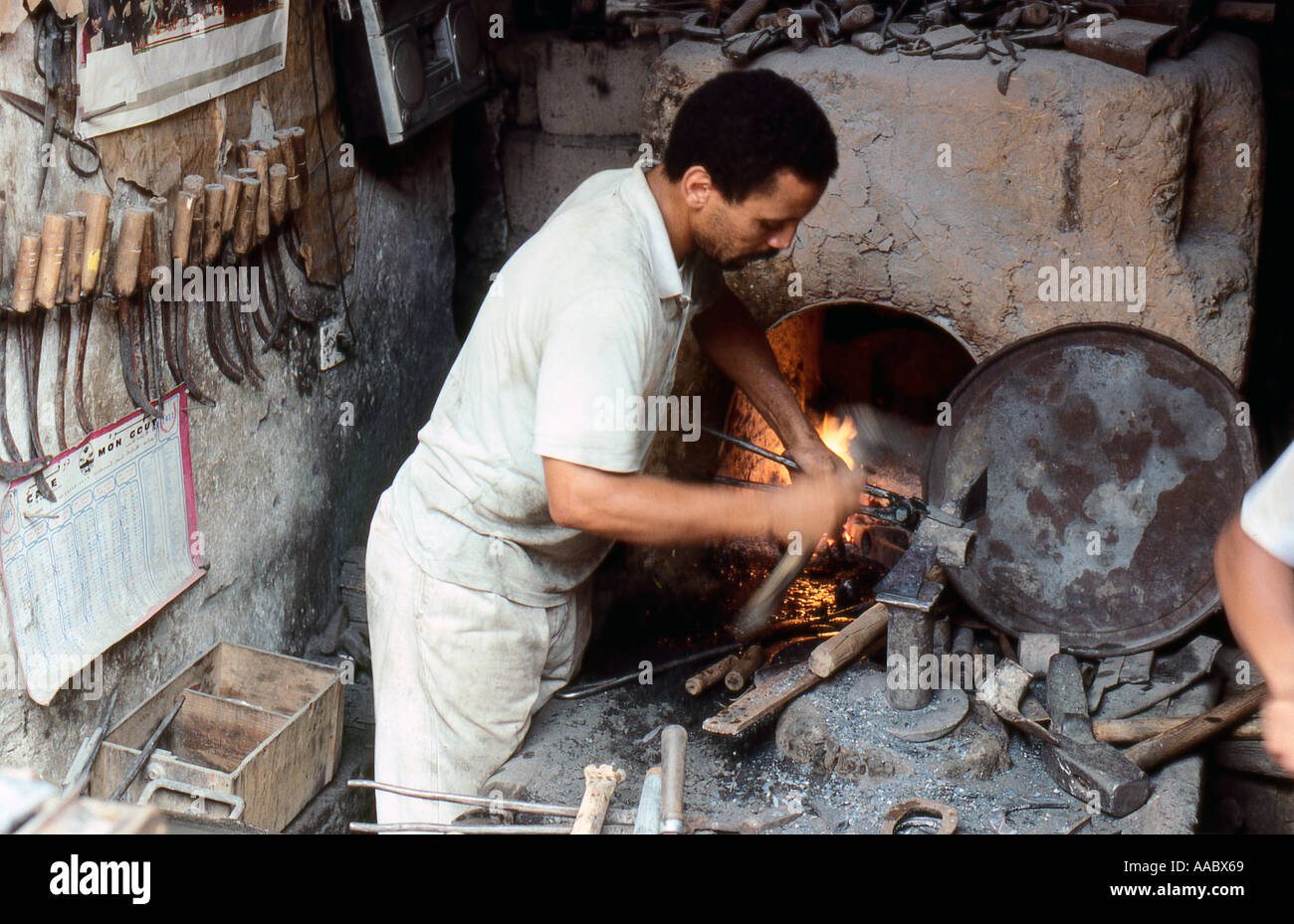 Black-Smith-Mann arbeitet im Souk von fes el bali Fes Marokko 1991 Stockfoto