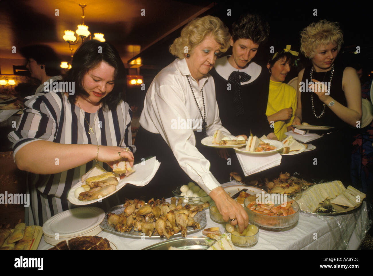 Gierige übergewichtige Damen schlüpfen in ein riesiges Buffet-Dinner South London Pub GRUB. Ladies Only Night out. HOMER SYKES AUS DEN 1980ER JAHREN Stockfoto