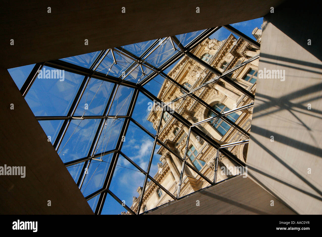 Anzeigen bis zu der Richelieu-Flügel des Louvre über einen kleineren Pyramide Paris Frankreich Stockfoto