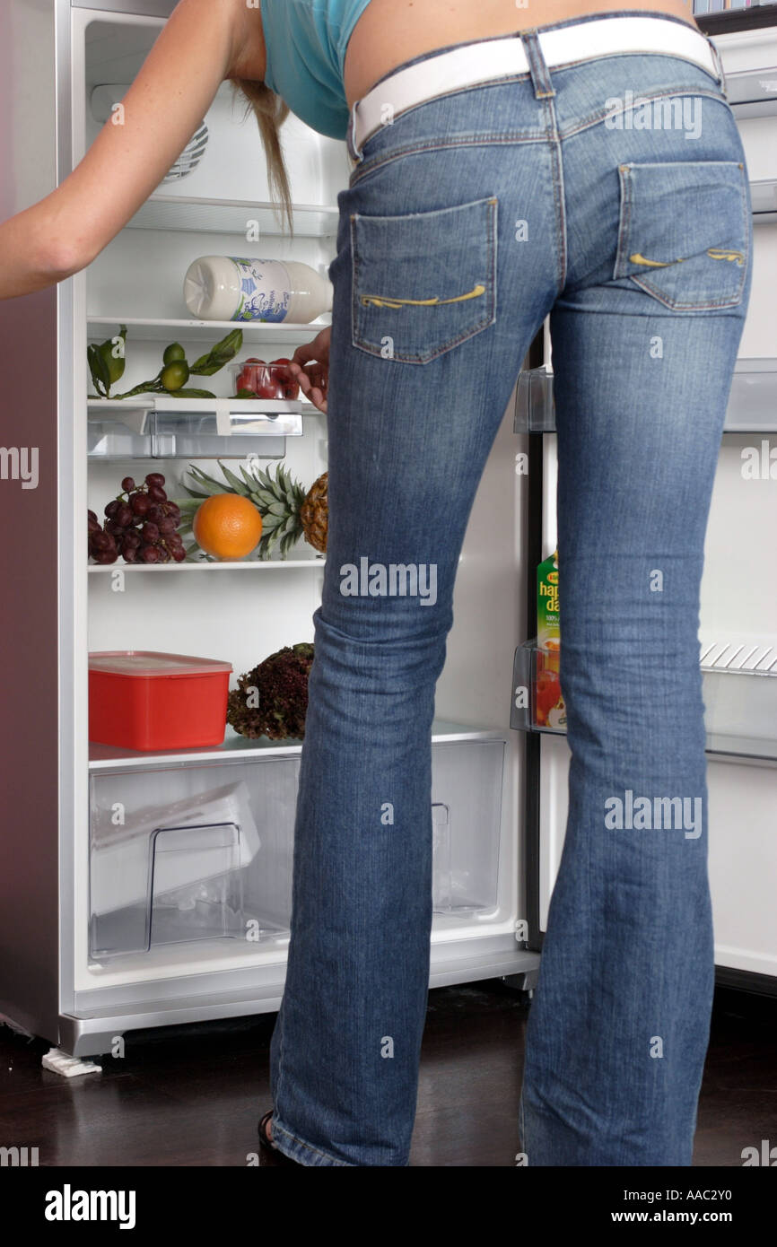 Frau vor einem Kühlschrank Stockfoto