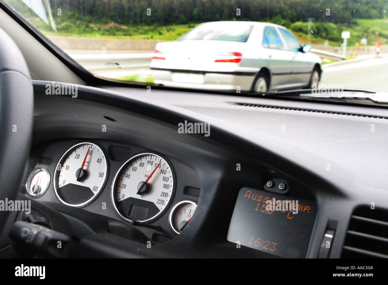 Tacho in einem Auto mit Tempo 130 Stockfoto
