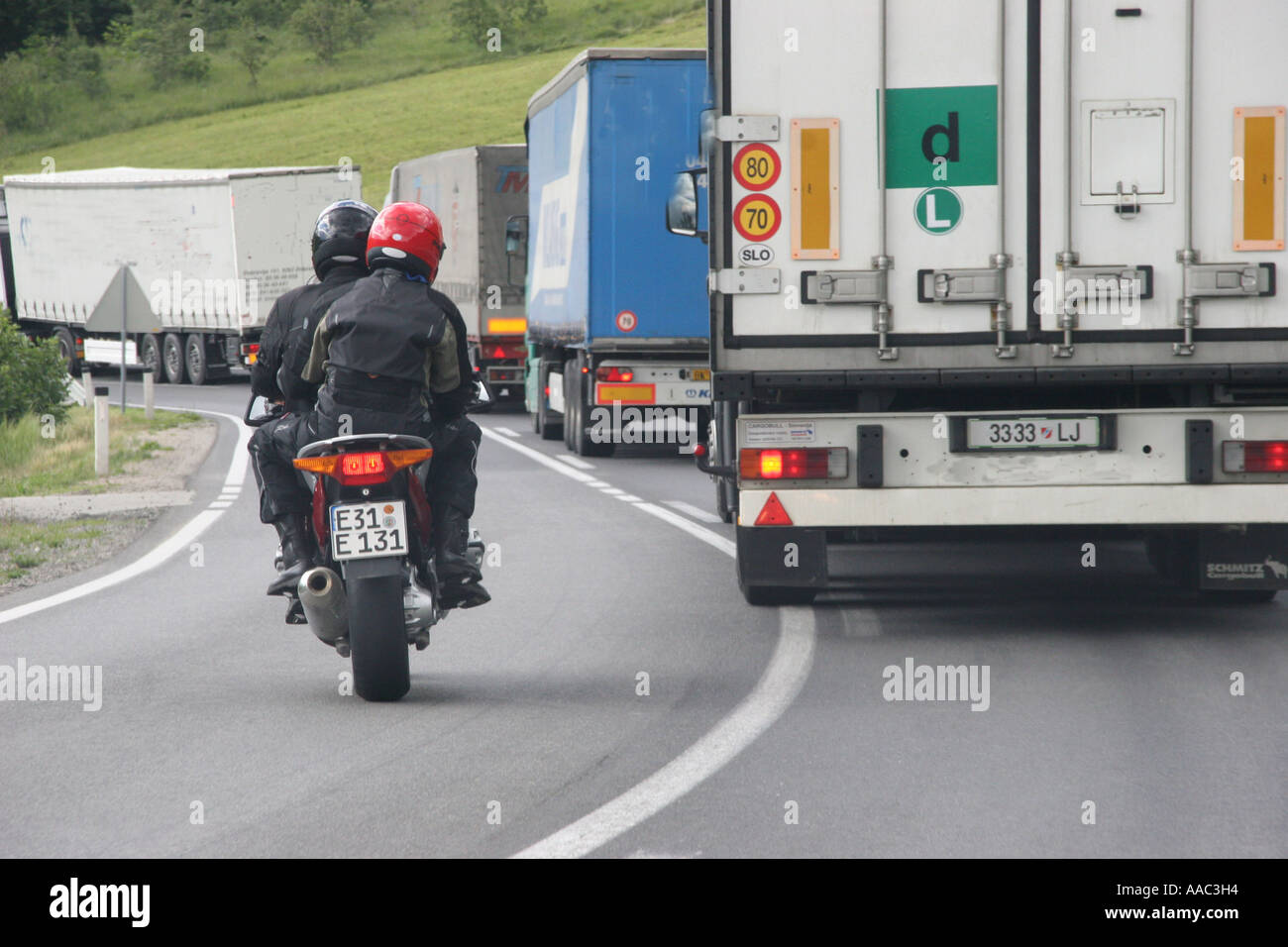 Gefährliche Überholmanöver Stockfoto