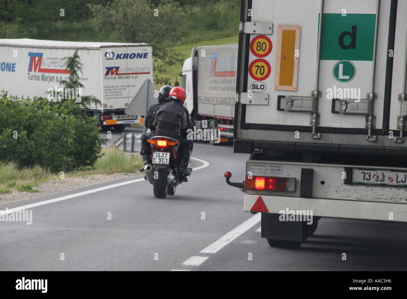 Gefährliche Überholmanöver Stockfoto