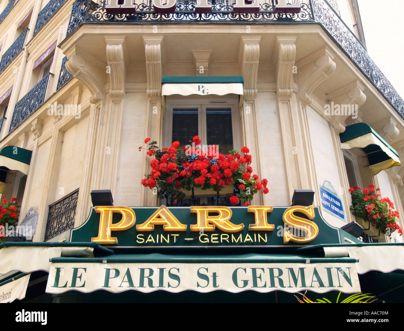 Paris St. Saint Germain Schild mit roten Blumen Stockfoto