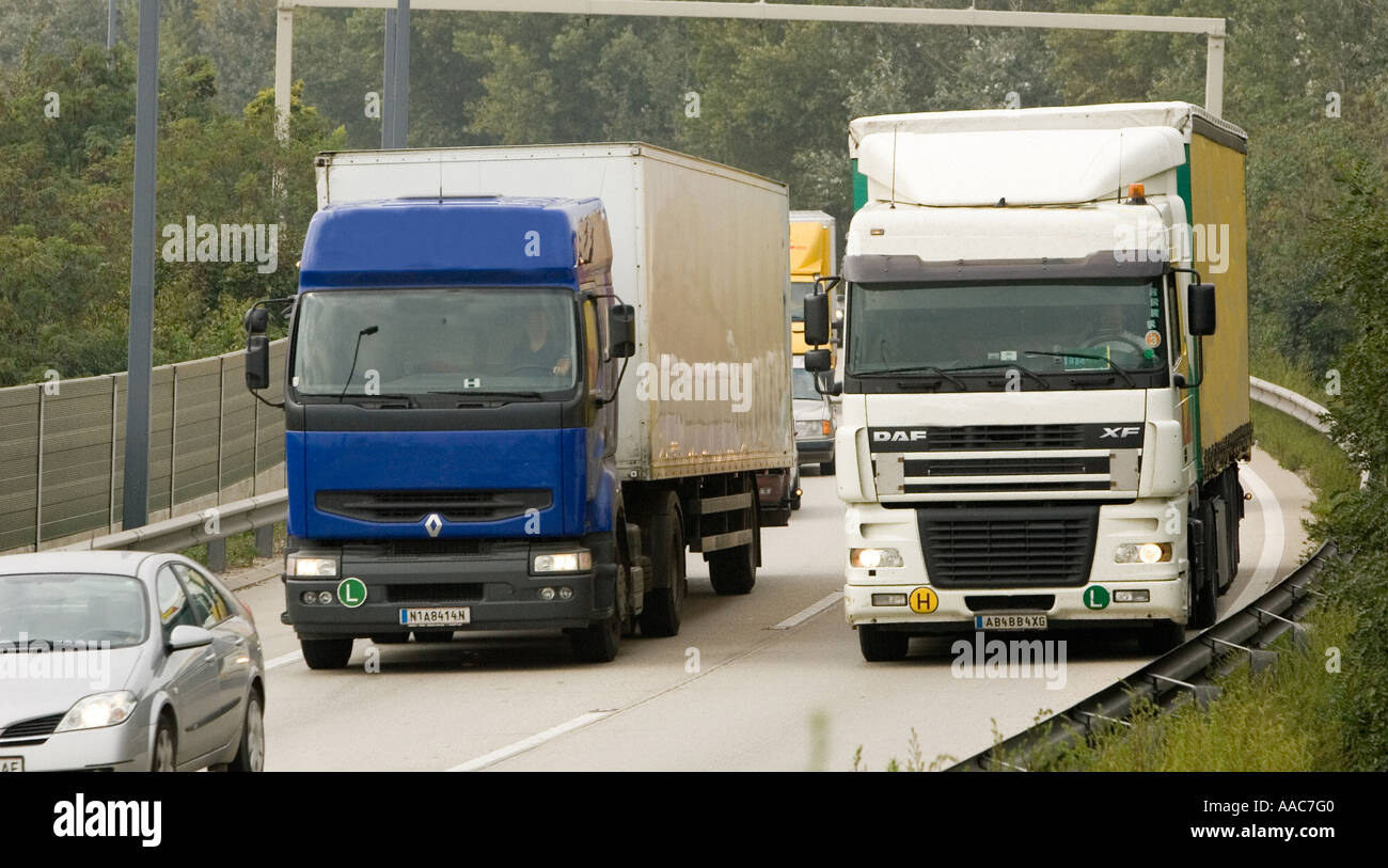 Überholung der LKW auf der Autobahn Stockfoto