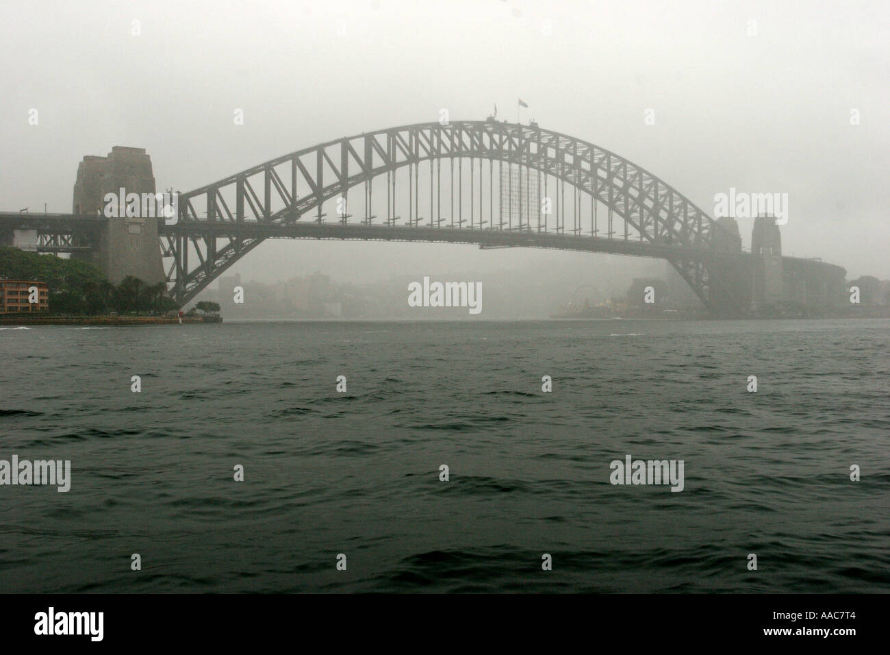 Sydney Harbour Bridge bei Regen und Nebel. Sydney, New South Wales Australien. Stockfoto