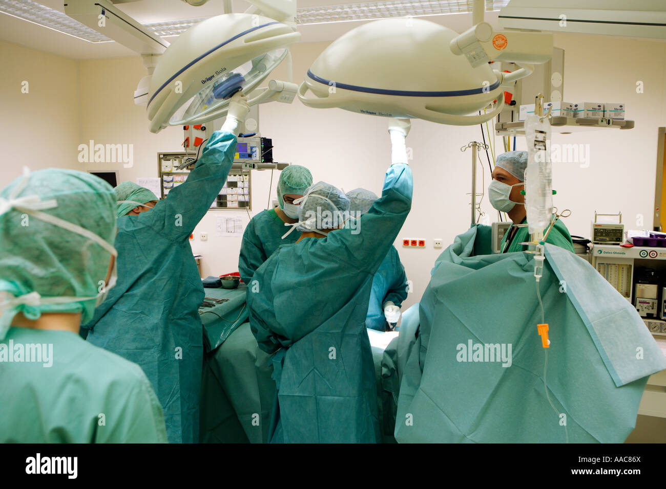 Altonaer Kinderkrankenhaus s Team von Operationen während einer Operation der Patient ist 14 Tage alt Stockfoto