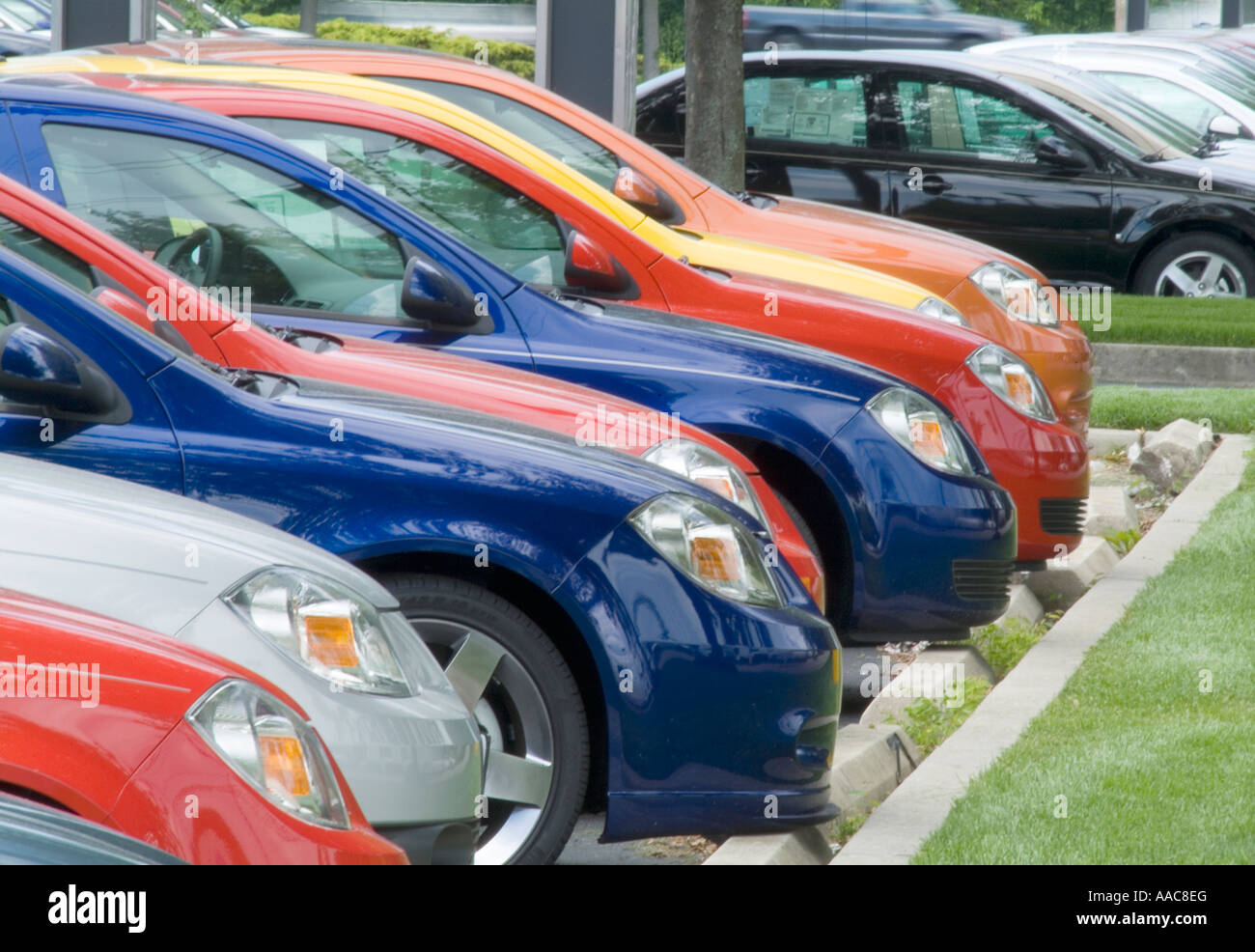 Reihen von neuen Autos zum Verkauf In neuen Parkplatz Autohaus Stockfoto
