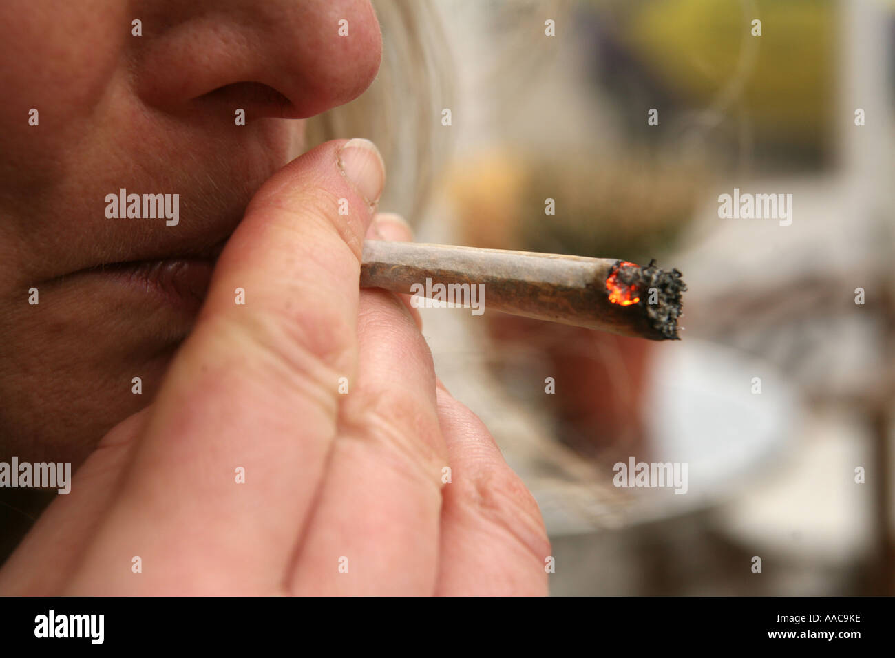 junge Frau Rauchen von Marihuana in einem Coffee-Shop in den Niederlanden Stockfoto