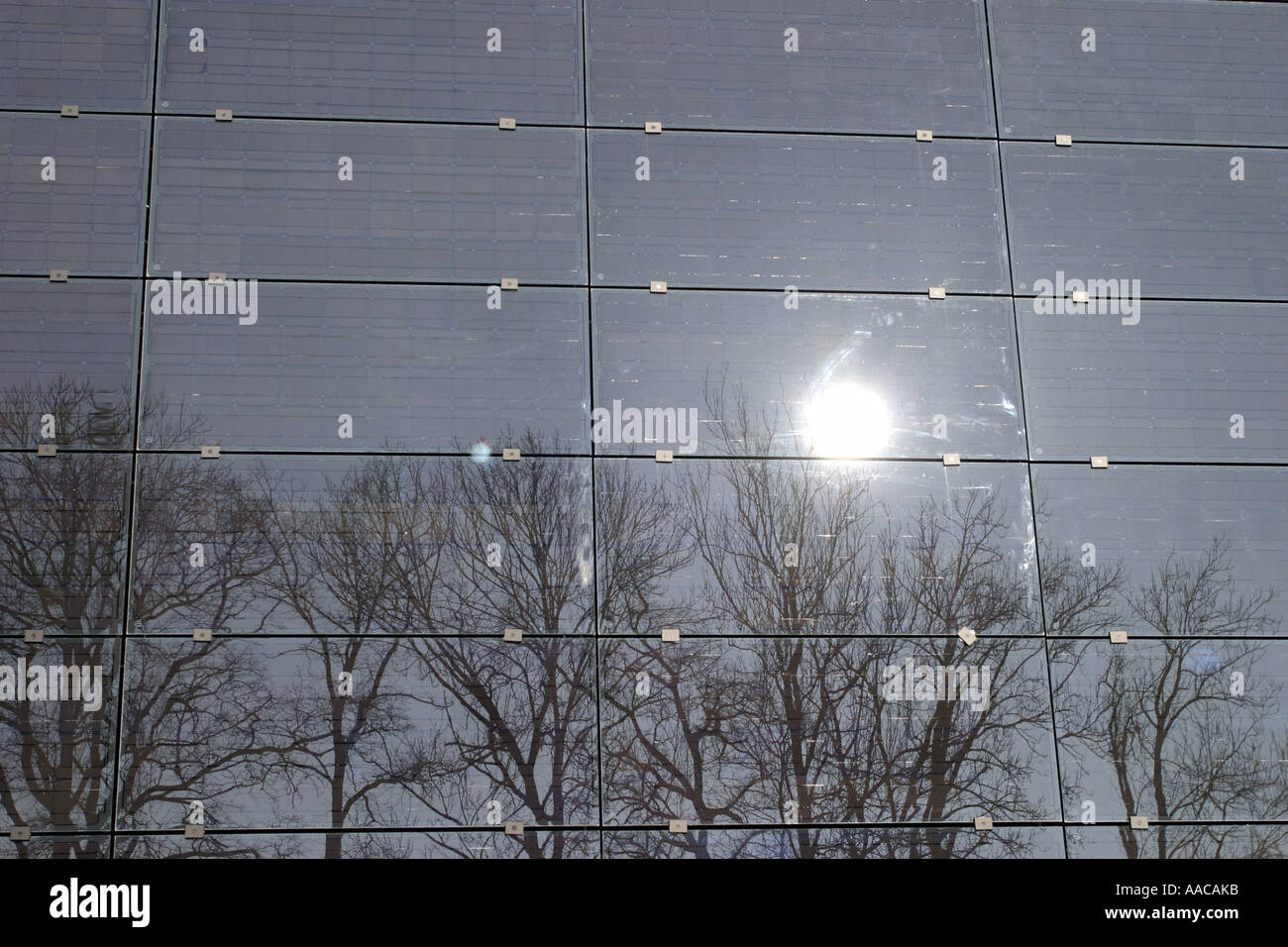 Reflexion in einer Glasfassade Stockfoto