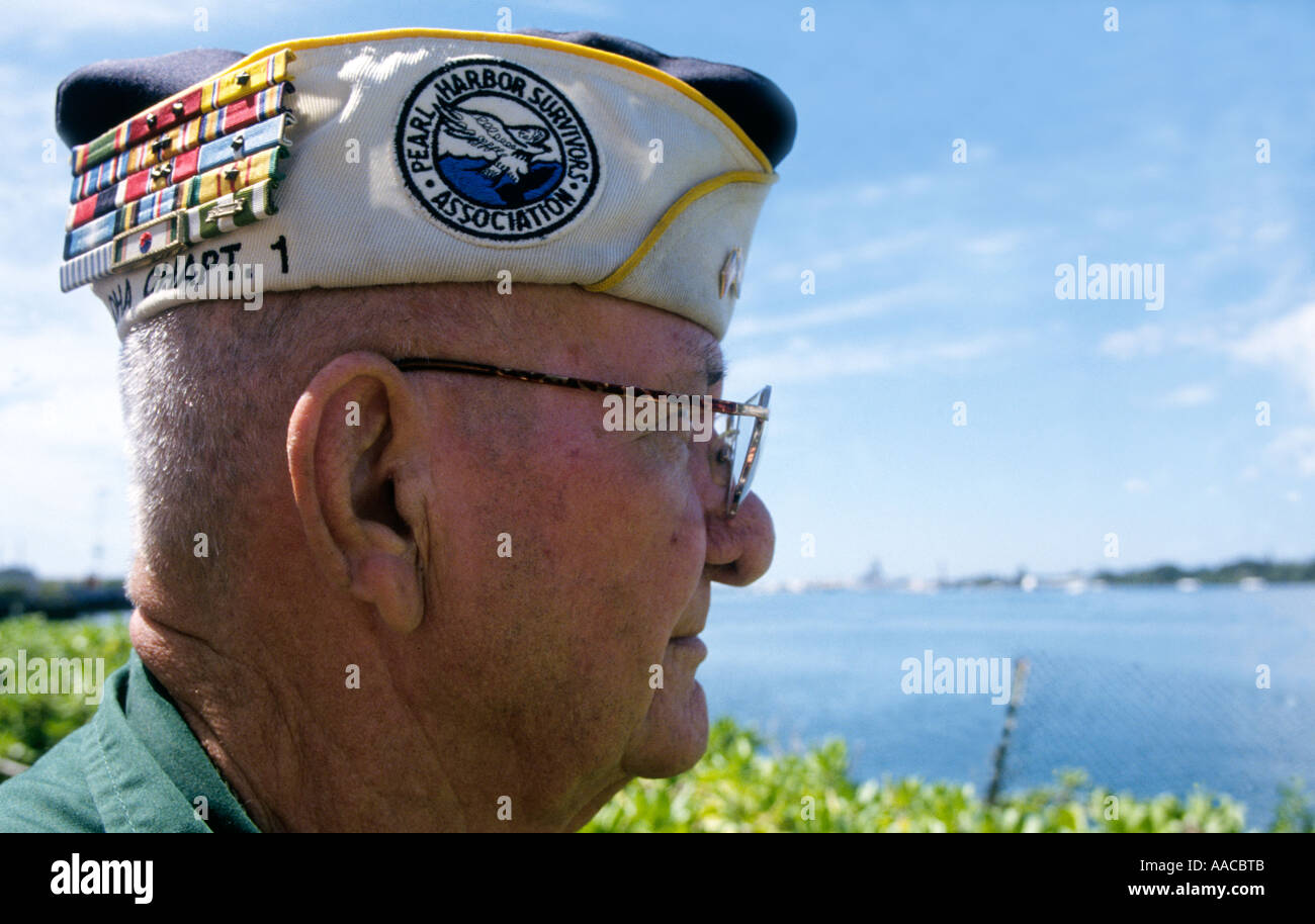Pearl Harbor-Veteran blickt über den Hafen Stockfoto