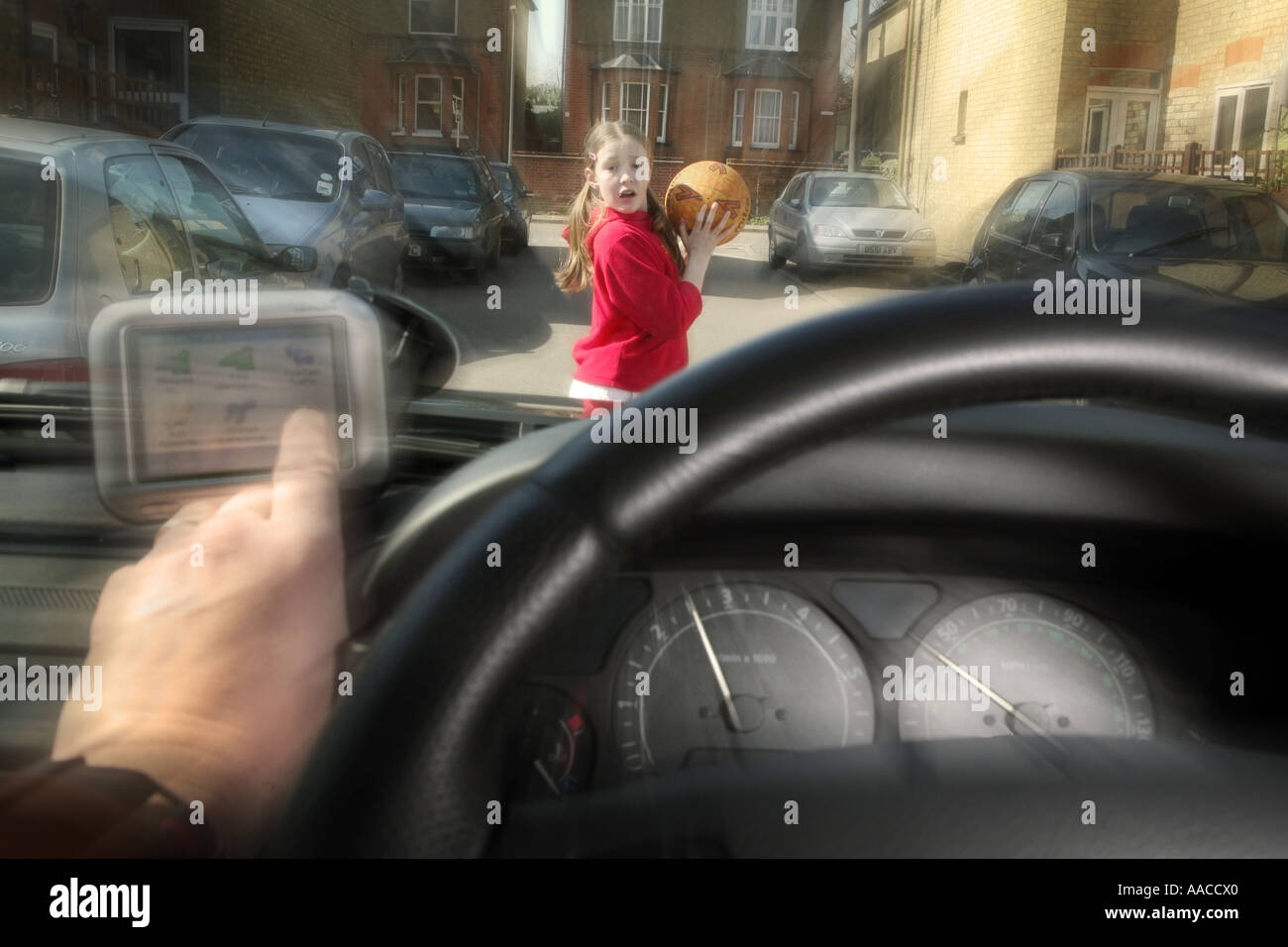 Autofahrer mit sat Nav Kind Fußgängerzone ausgeführt werden soll Stockfoto