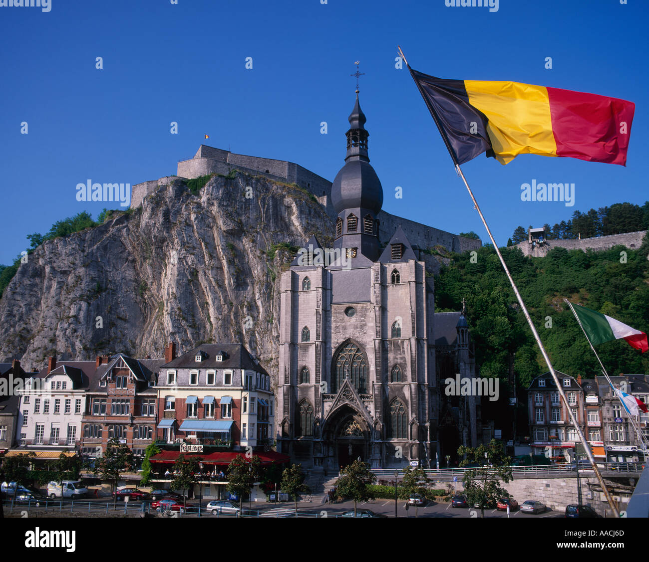 Dinant und belgische Flagge Ardennen Belgien Stockfoto