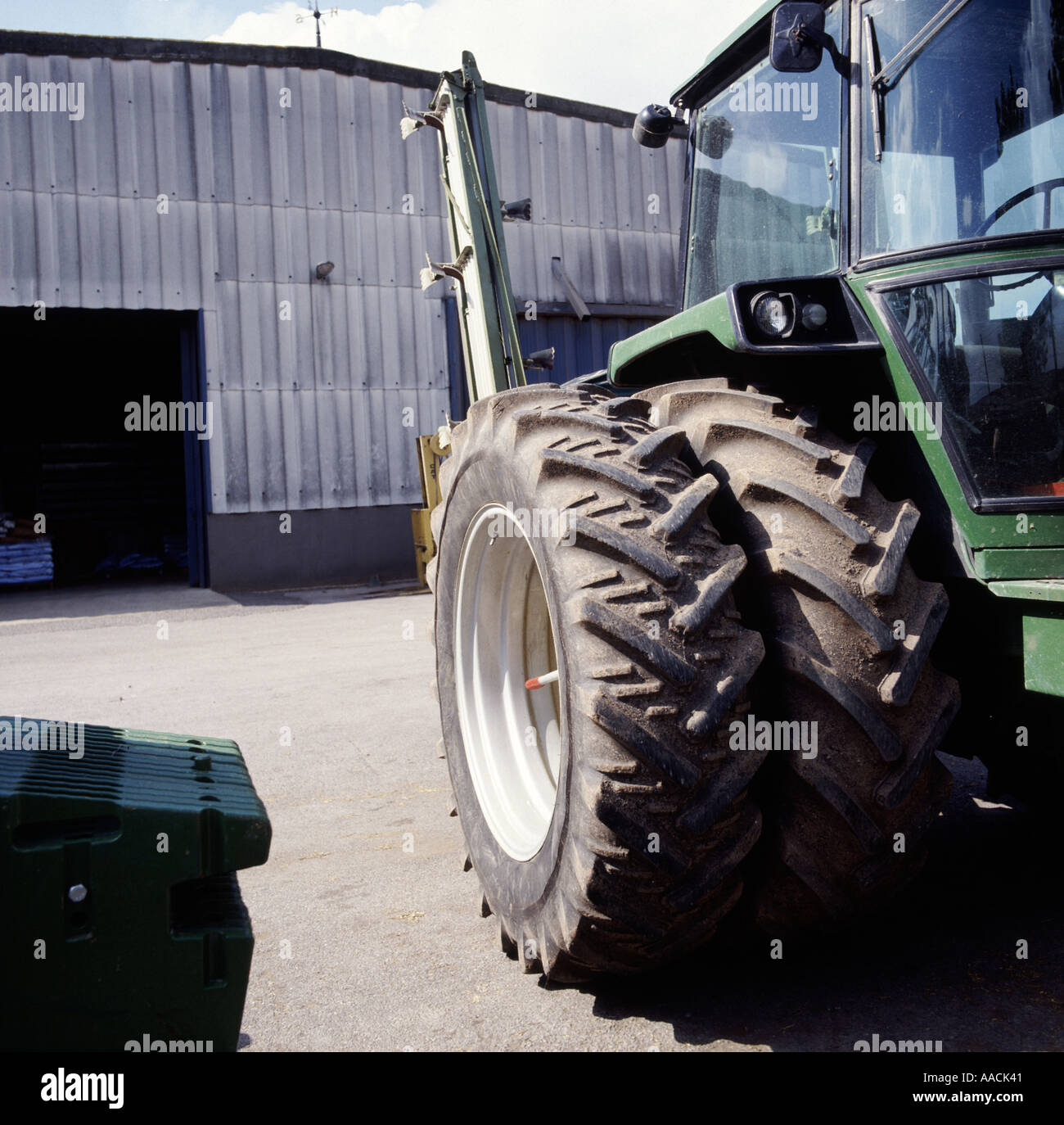 Nahaufnahme von Zwillingsreifen eines John Deere Traktors in einem Hof Stockfoto