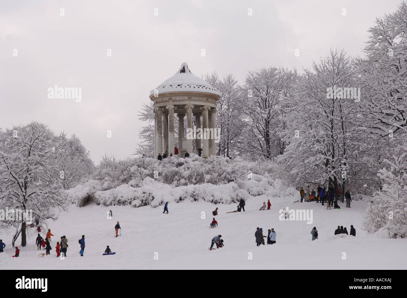 Monopteros im englischen Garten im Winter, München, Bayern, Deutschland