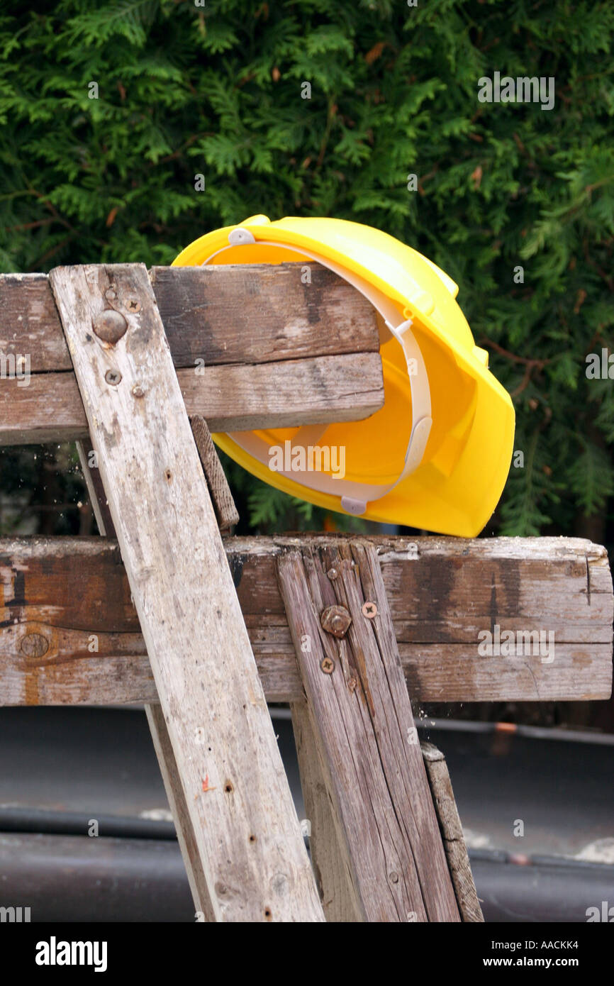 Helm auf einer Baustelle Stockfoto