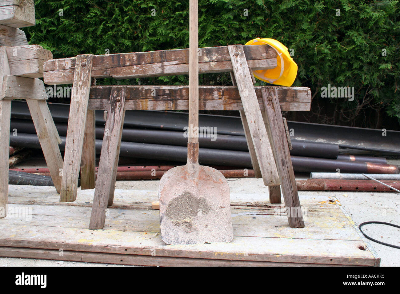 Helm auf einer Baustelle Stockfoto