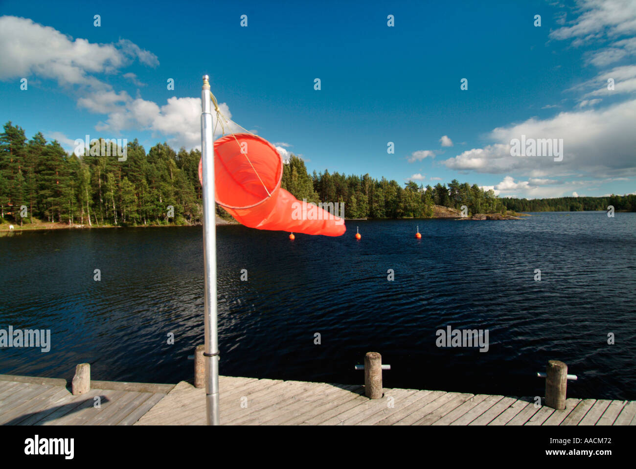 roter Wind Kegel an der Seepromenade Stockfoto