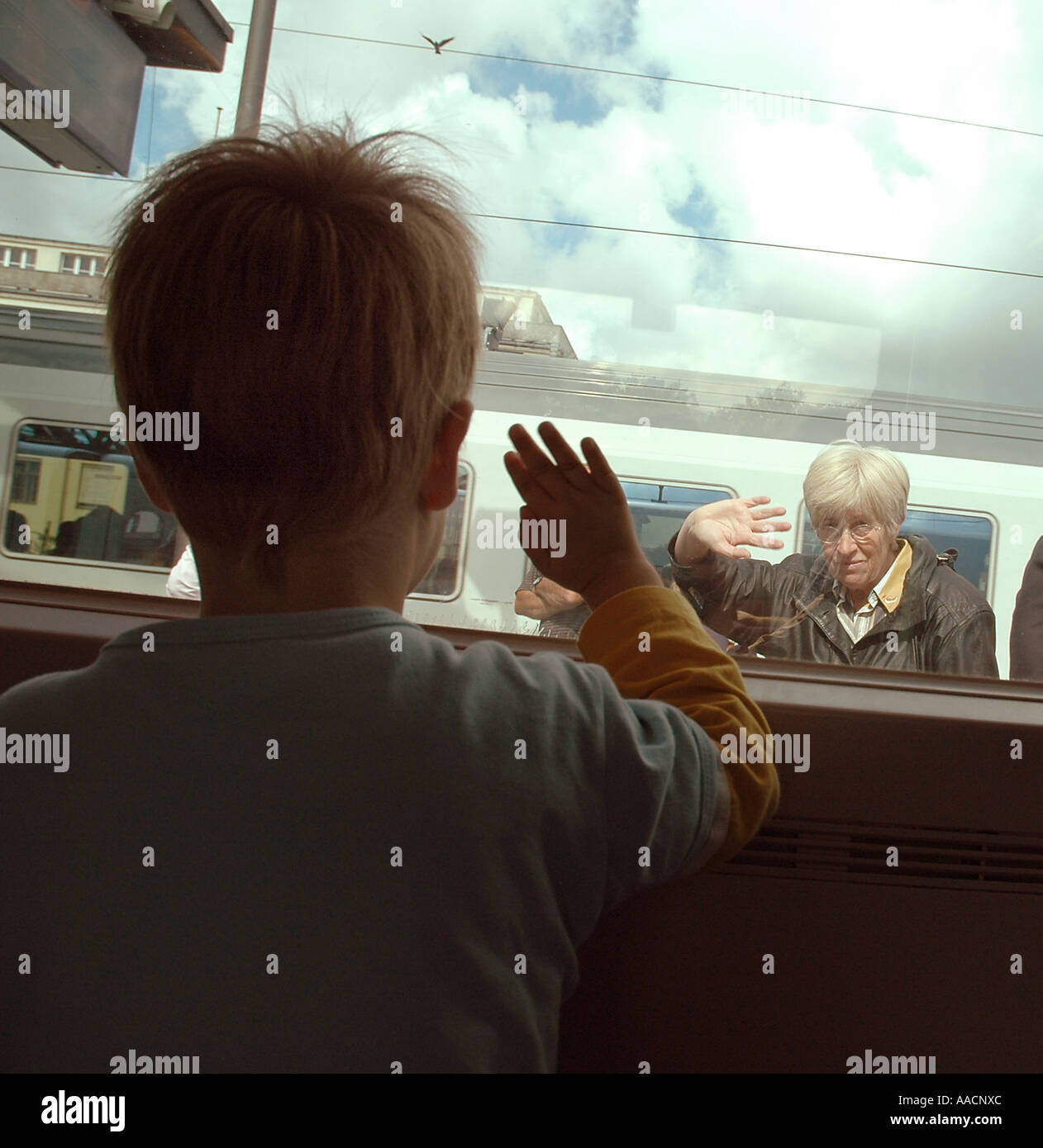 Kind Wellen Oma Abschied aus Zug Stockfoto