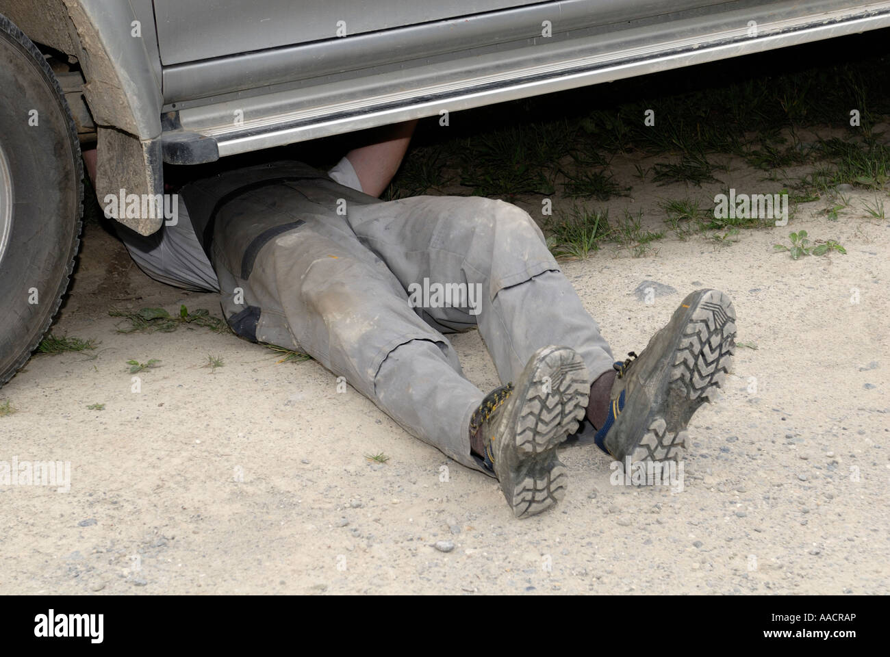 Mann unter einem Fahrzeug brach unten, Deutschland, Europa Stockfoto