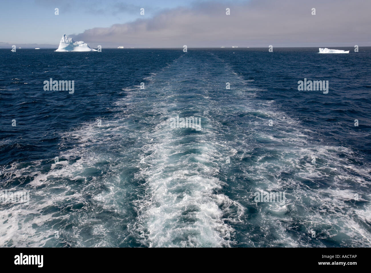 Grönland-Ilulissat-Eisberge und Gefolge von Arctic Umiaq Line Fähre segeln Richtung Norden entlang der Westküste Stockfoto