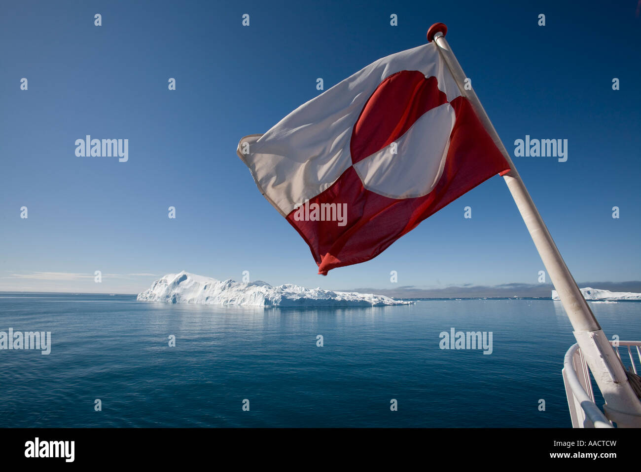 Grönland-Ilulissat grönländischen Flagge flattert im Wind von der Arctic Umiaq Line Fähre Segeln vorbei an Eisbergen entlang der westlichen Küste Stockfoto