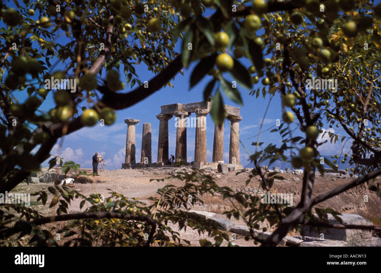 Schönen alten griechischen Tempel auf einem Hügel in Kreta gesehen von einem Olivenhain Stockfoto