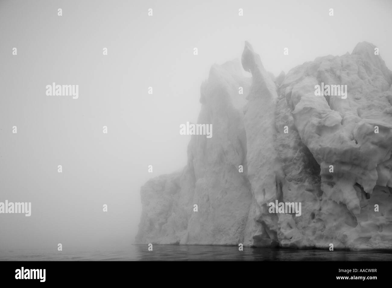 Grönland-Ilulissat-Nebel hüllt riesige Eisberge entlang der westlichen Küste am Sommerabend Stockfoto