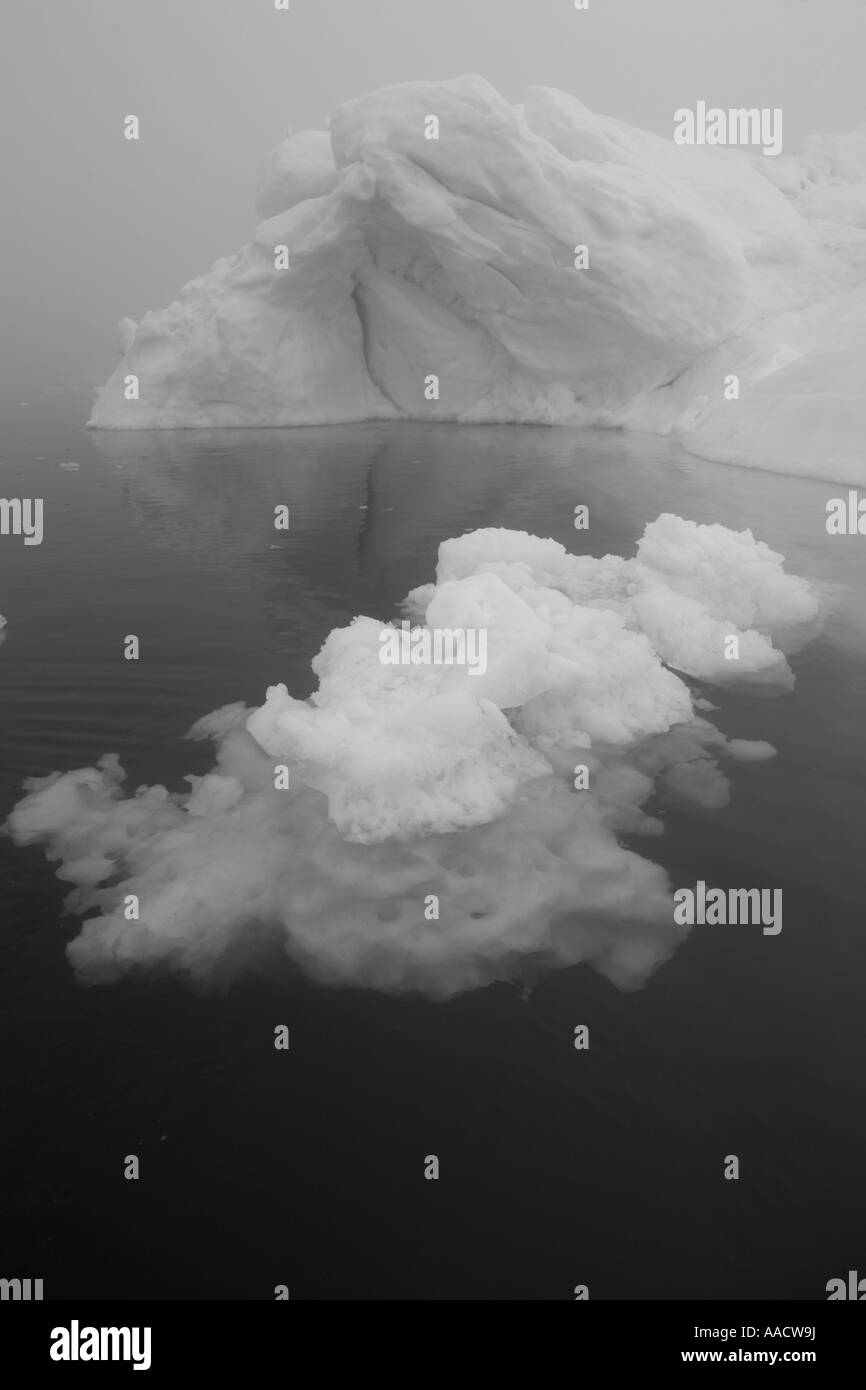 Grönland-Ilulissat-Nebel hüllt riesige Eisberge entlang der westlichen Küste am Sommerabend Stockfoto