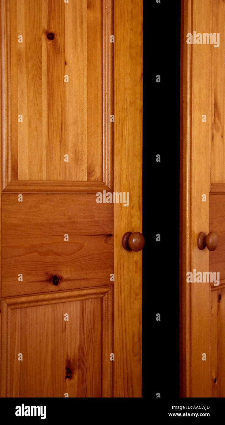 Schranktür offen Stockfoto