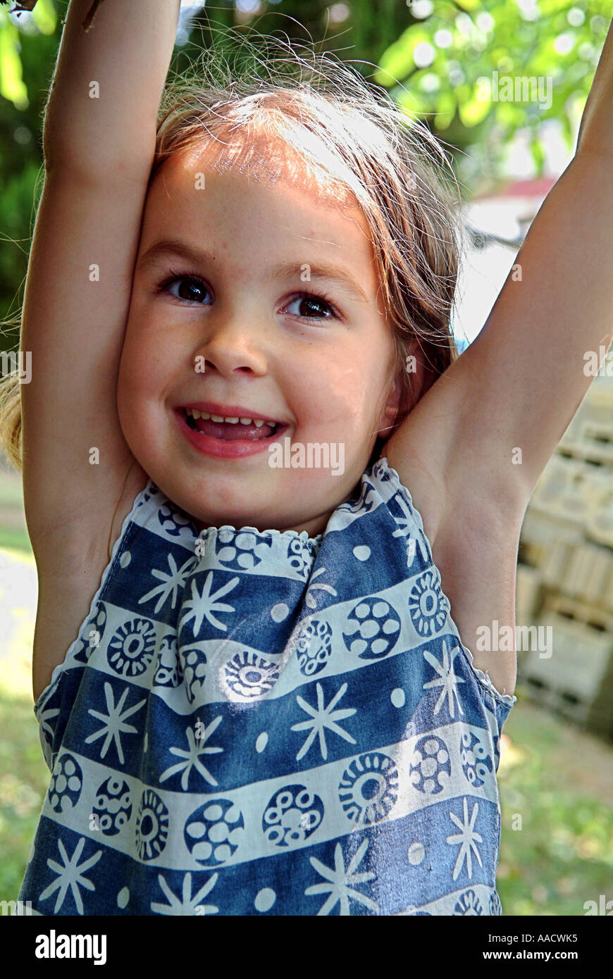 Pauline spielen mit einem Ast eines Baumes Stockfoto
