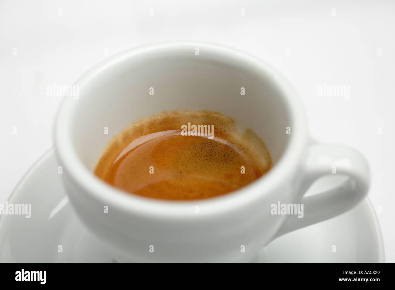 Tasse italienischer Kaffee mit Crema auf weißem Hintergrund - Espresso selektiven Fokus Stockfoto